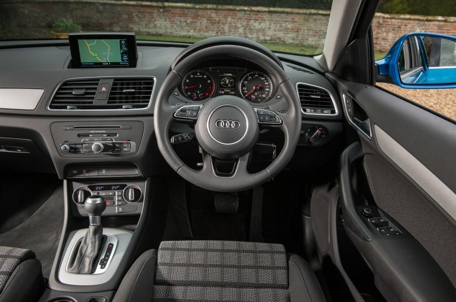 Торпедо Audi Q3 2.0 TFSI (8U) 2015 года  (UK) (фото 6 из 10)